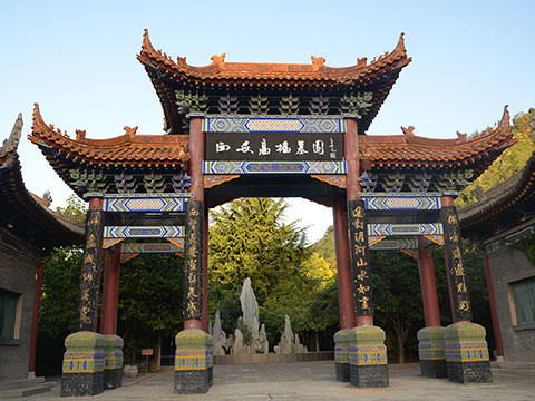 高橋墓園-坐落在風(fēng)景秀麗的鯨魚溝風(fēng)景區(qū)