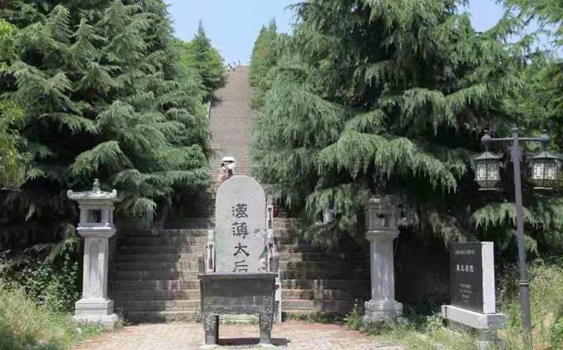 西安霸陵墓園新區圖片，群山環抱中,價格實惠